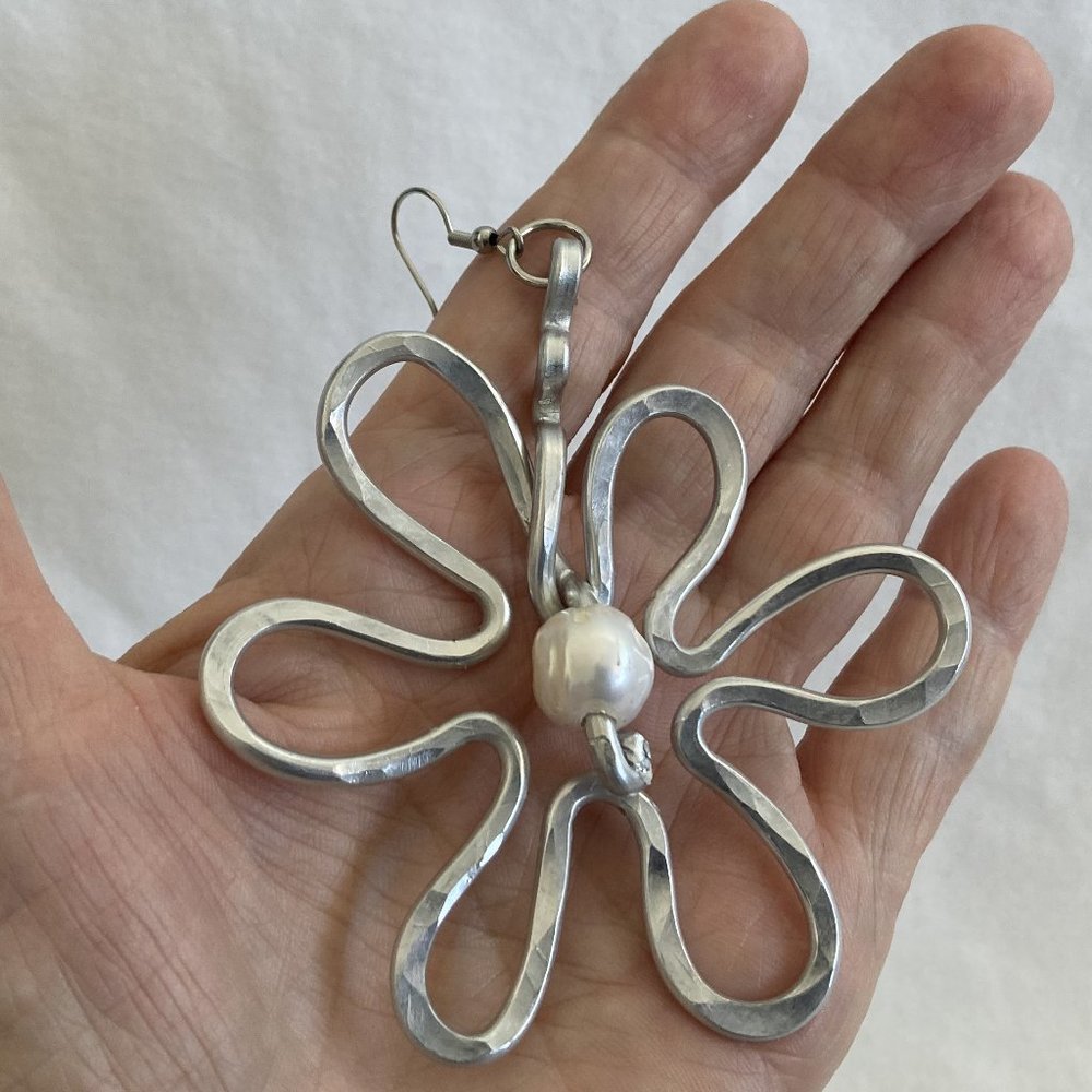 Hammered Aluminum Flower Earrings with White Pearls by Meigsart